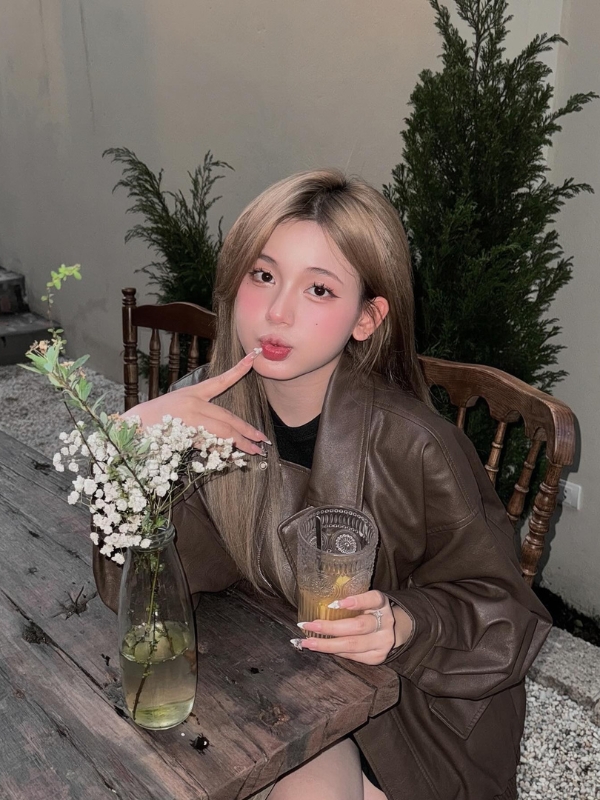 Tạo dáng dịu dàng bên ly cà phê