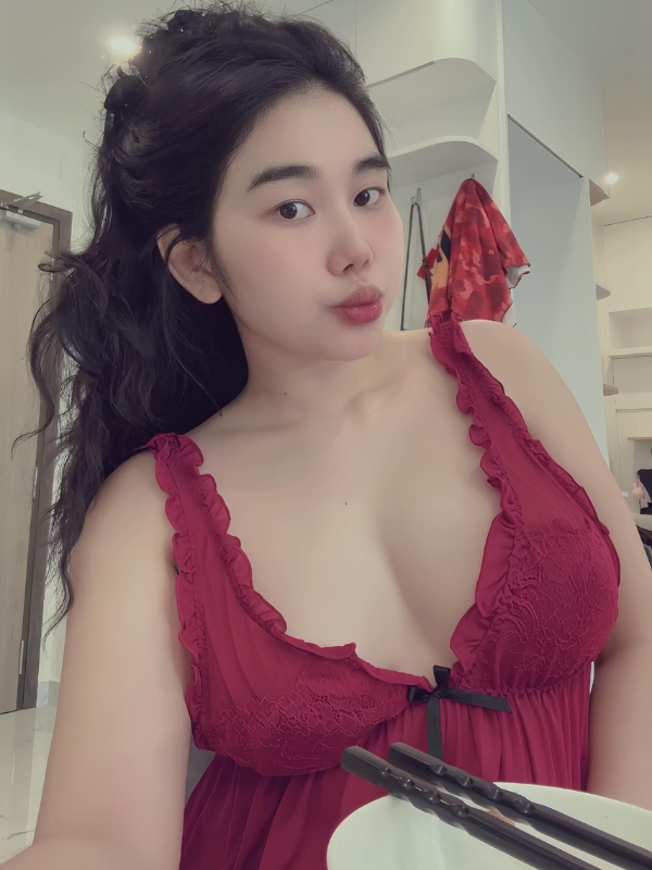 Gương mặt xinh đẹp, nụ cười cuốn hút khó quên