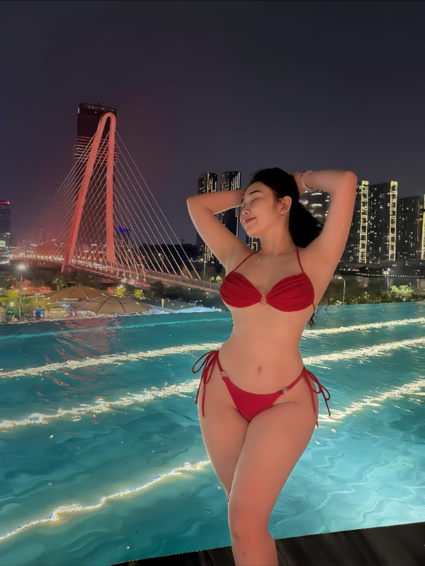 Kiều Diễm diện bikini đỏ nổi bật trong đêm
