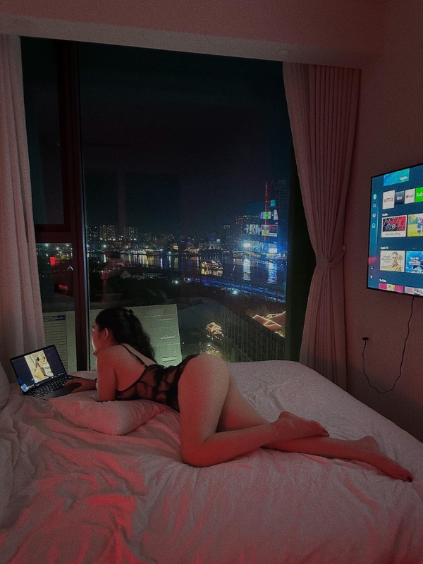 Tạo dáng cuốn hút trên giường, ánh mắt quyến rũ