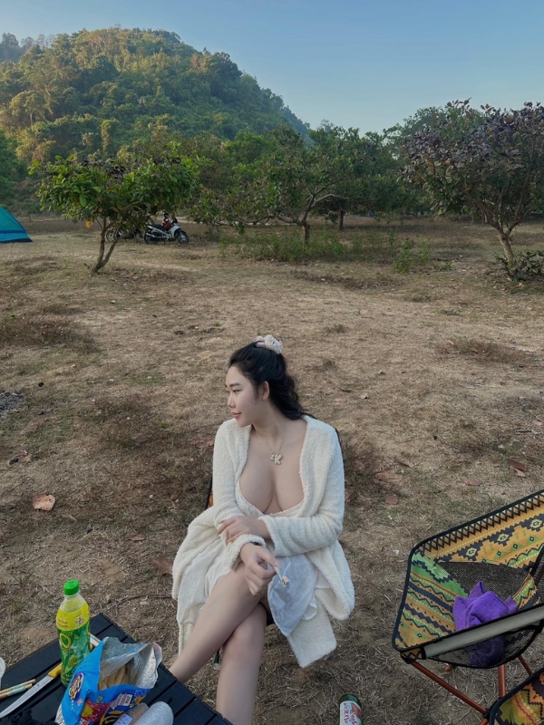 Thần thái nhẹ nhàng trong chiếc váy trắng tinh khôi