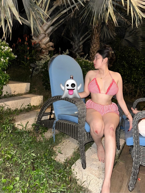 Bikini hồng nổi bật, thần thái rạng ngời bên thiên nhiên