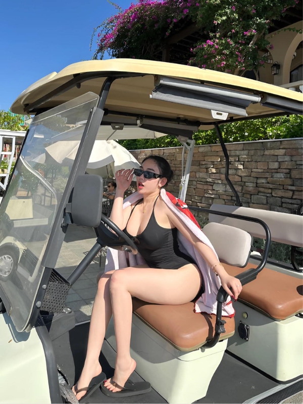 Bikini xanh quyến rũ, thần thái nổi bật bên hồ bơi