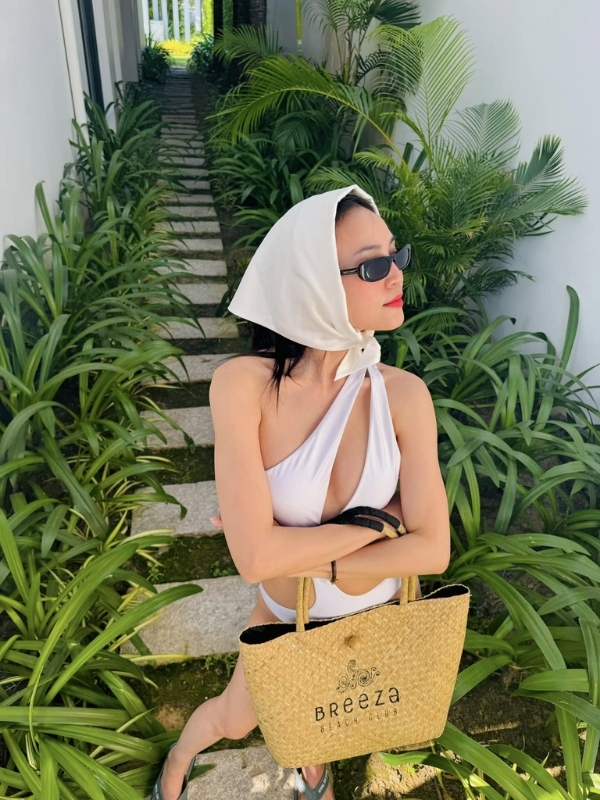 Thần thái cuốn hút bên khung cảnh thiên nhiên