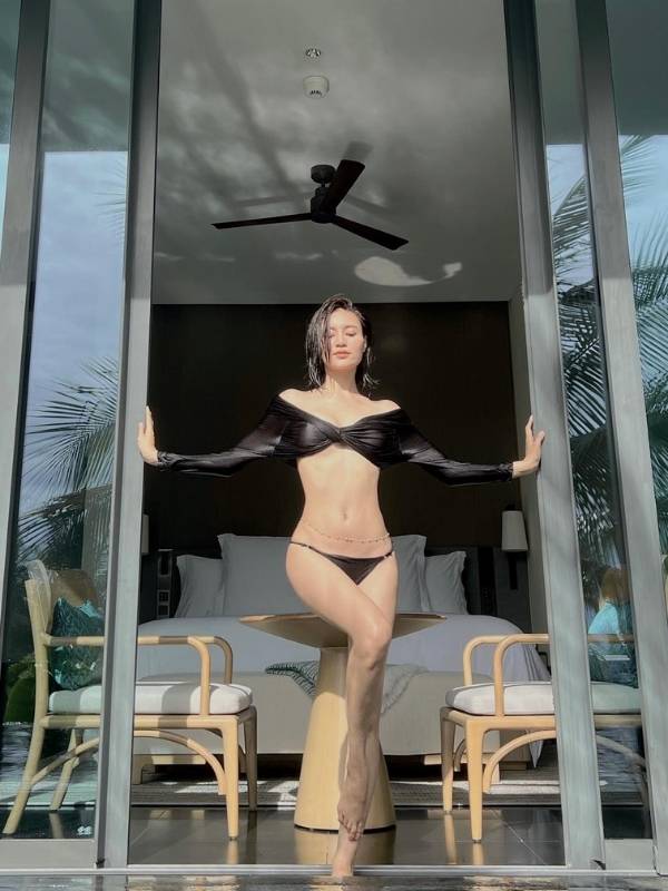 Nét đẹp mạnh mẽ trong bộ bikini đen cá tính