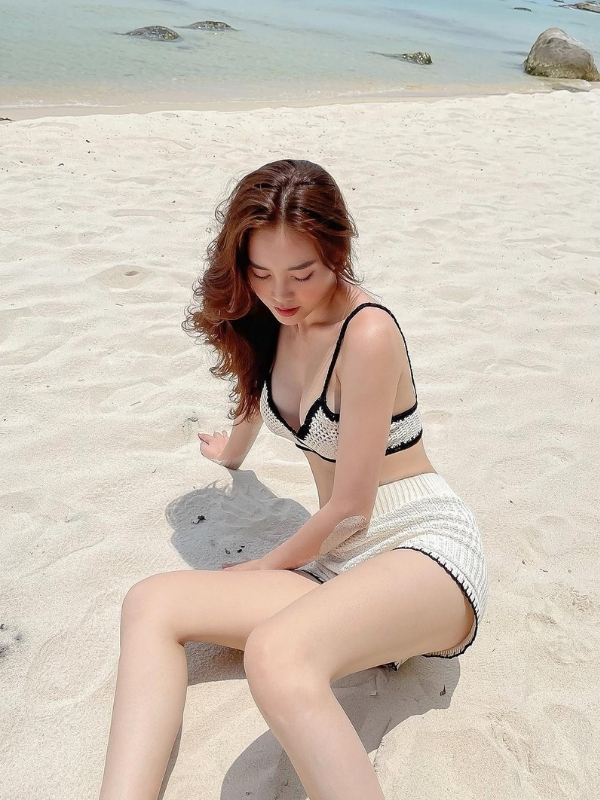 Tạo dáng tinh nghịch giữa bãi cát trắng mịn