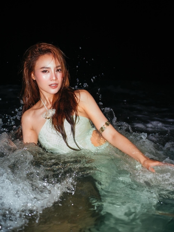 Vẻ đẹp quyến rũ khi đùa nghịch sóng biển