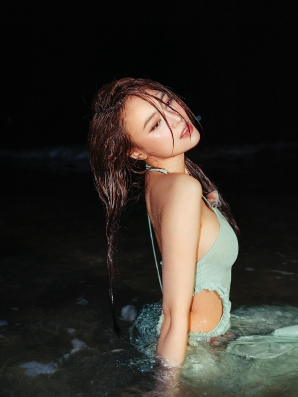 Ninh Dương Lan Ngọc mặc bikini sexy bên sóng