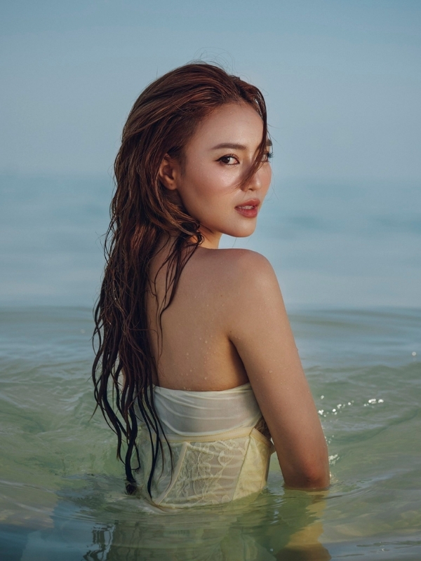 Ánh mắt cuốn hút giữa khung cảnh biển