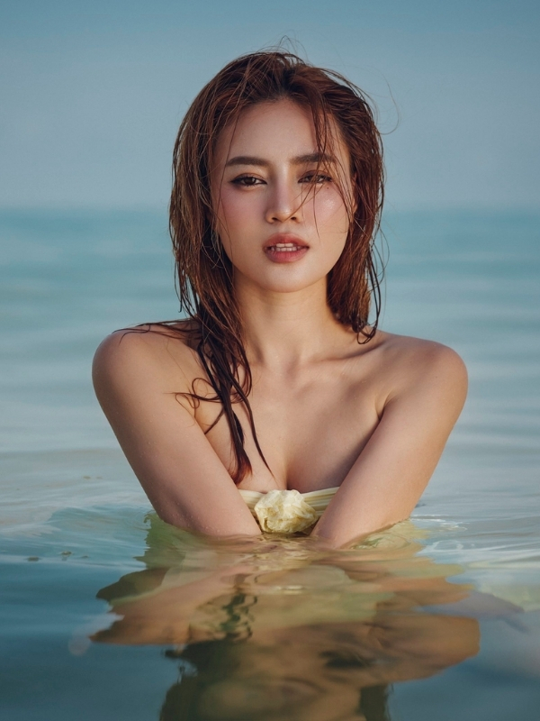 Tạo dáng quyến rũ trong làn nước mát lành