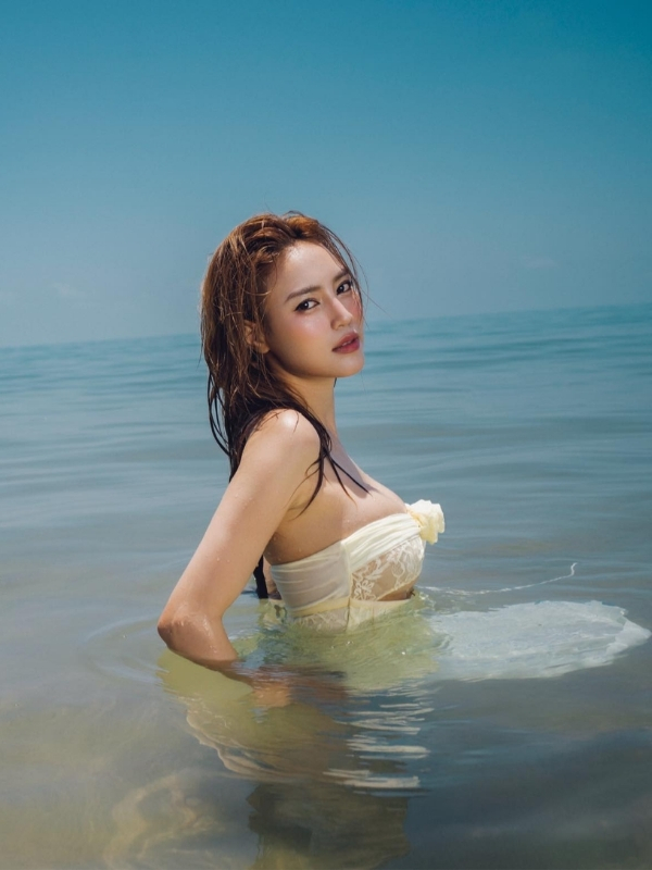 Bikini trắng làm nổi bật làn da rạng rỡ