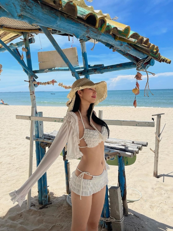 Trẻ trung duyên dáng với nón rộng vành