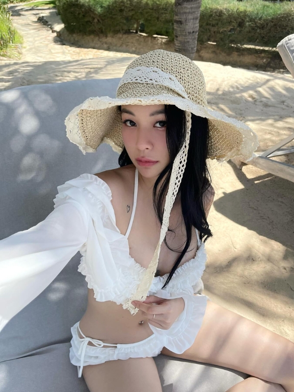 Phí Phương Anh bikini trắng tinh khôi