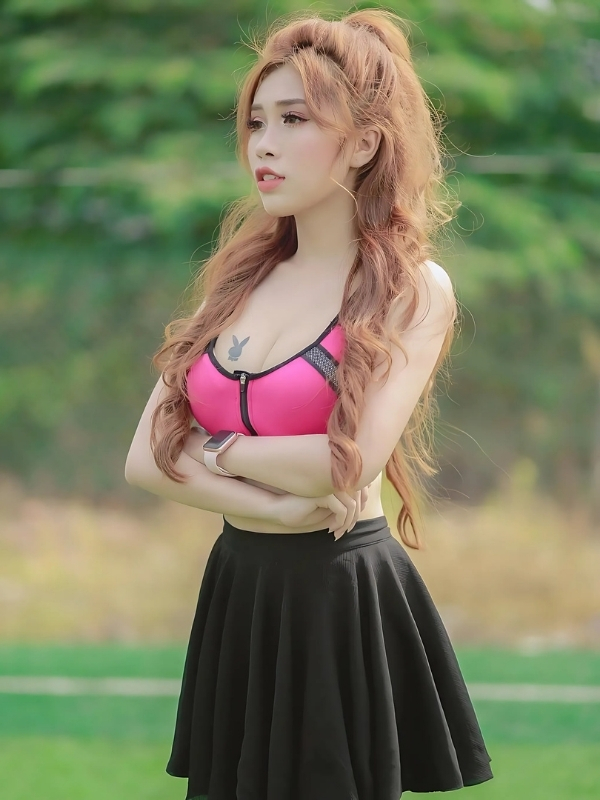 Pinky Bảo Trân bikini hồng nổi bật dưới nắng