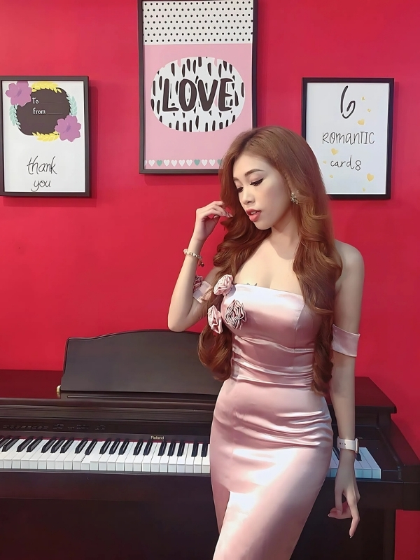Pinky Bảo Trân bikini biểu diễn bên piano