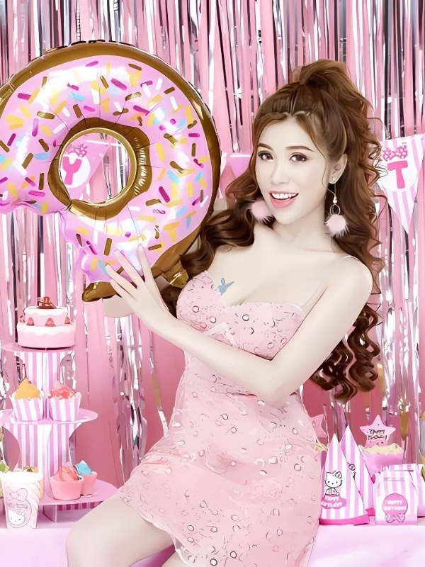 Pinky Bảo Trân bikini cùng bánh donut khổng lồ