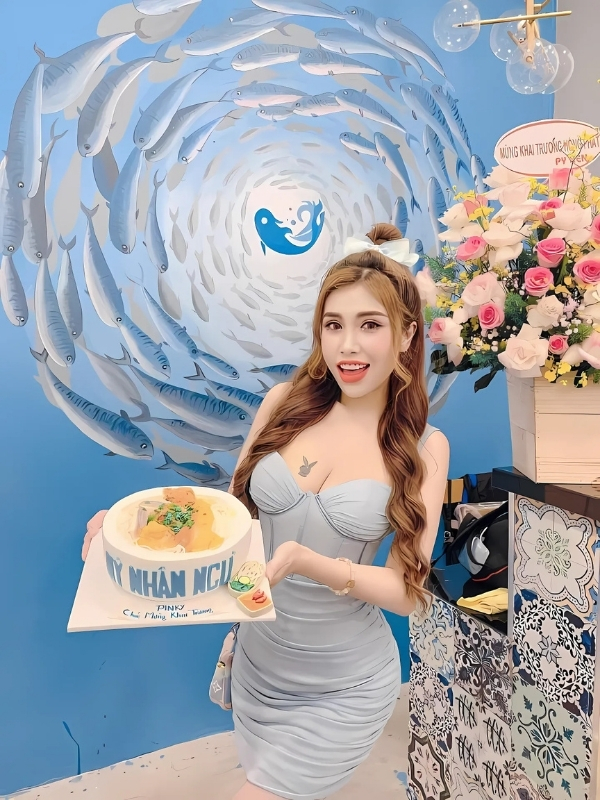 Pinky Bảo Trân bikini và chiếc bánh sinh nhật