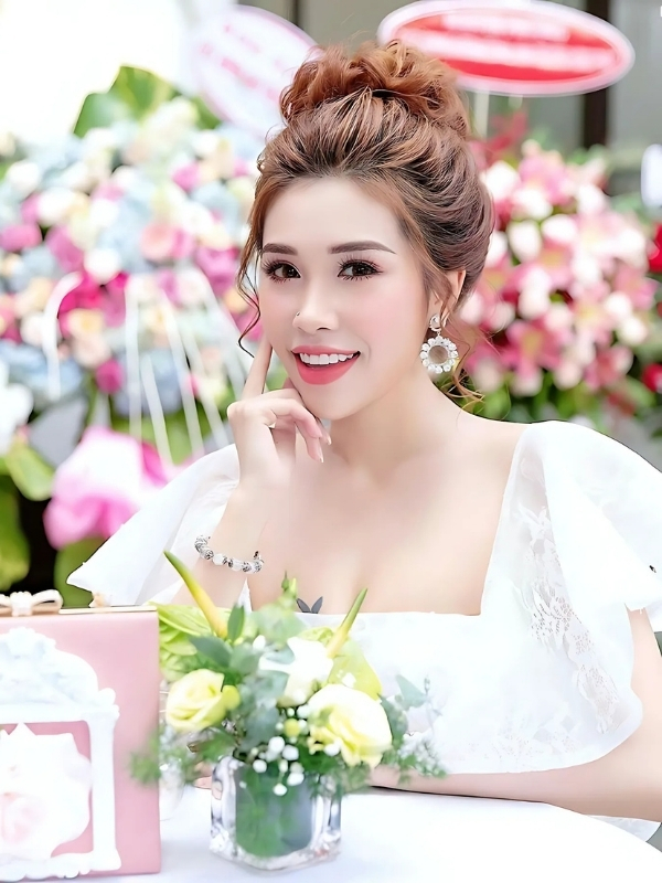 Pinky Bảo Trân bikini ngọt ngào bên ly kem