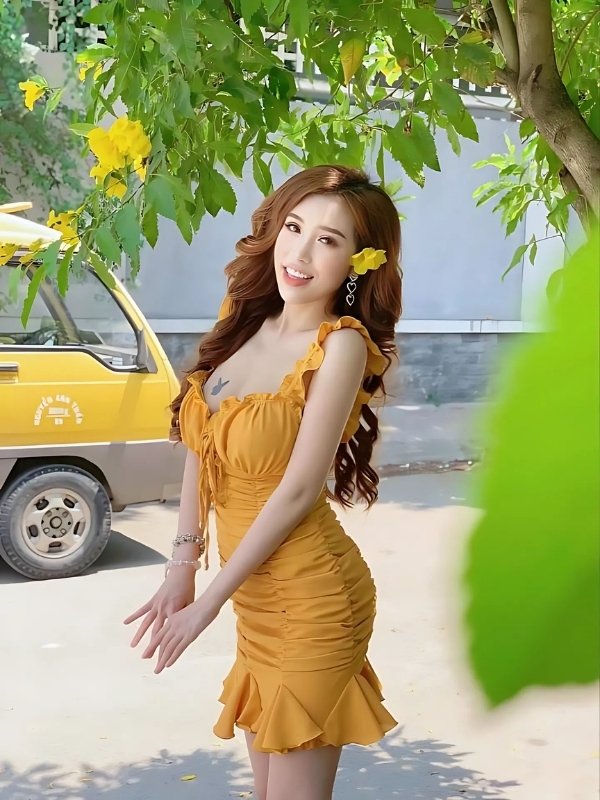 Pinky Bảo Trân bikini vàng tươi trẻ giữa cây xanh