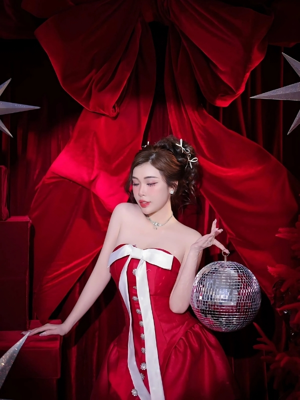 Pinky Bảo Trân bikini đỏ rực sau màn nhung