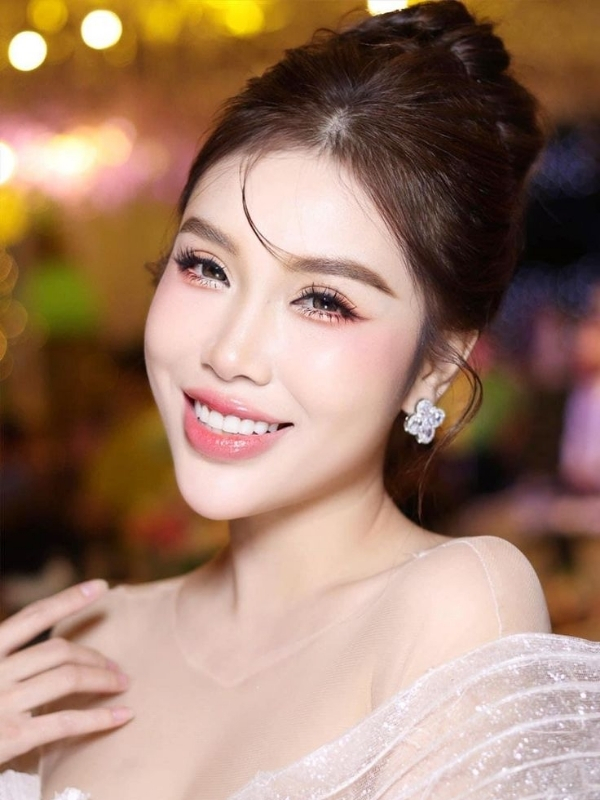 Pinky Bảo Trân bikini cười rạng rỡ cận mặt