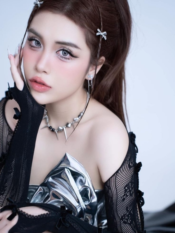 Pinky Bảo Trân bikini thần thái kiêu sa