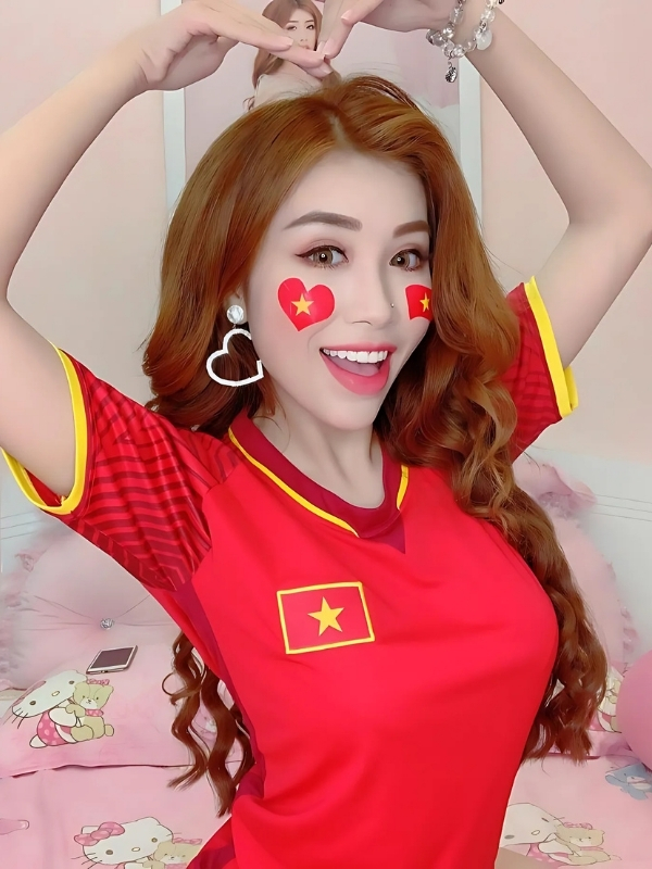 Pinky Bảo Trân bikini cổ vũ bóng đá Việt Nam