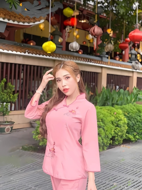 Pinky Bảo Trân bikini nhẹ nhàng xuống phố