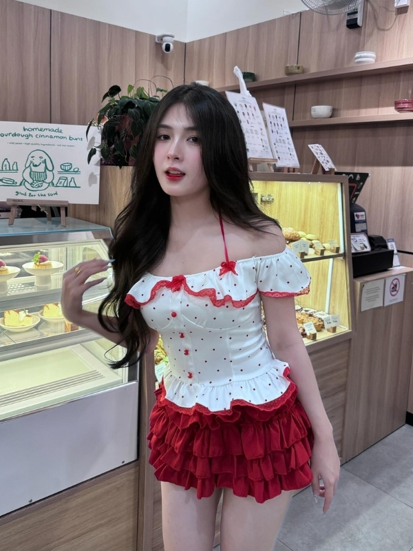 Váy đỏ nổi bật giữa phố