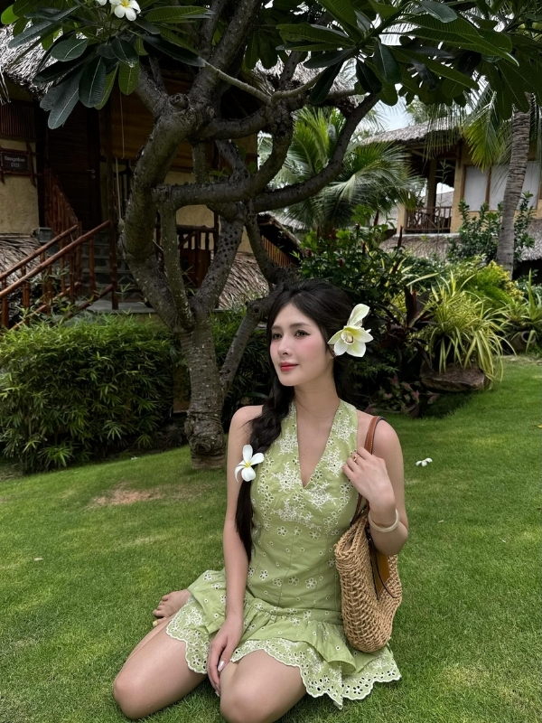 Quỳnh Alee sexy bên thiên nhiên