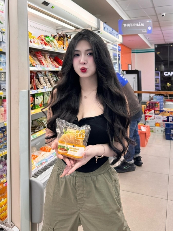 Shopping cùng Quỳnh Alee sexy