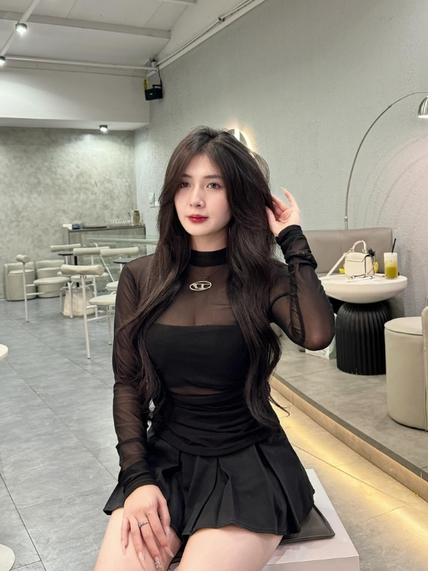 Đầm đen ôm body quyến rũ