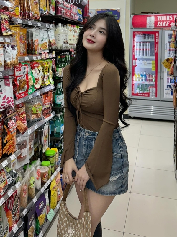Quỳnh Alee sexy bên kệ hàng