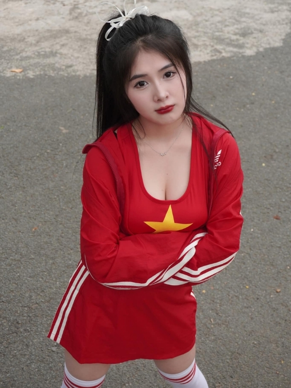 Váy đỏ rực rỡ nổi bật