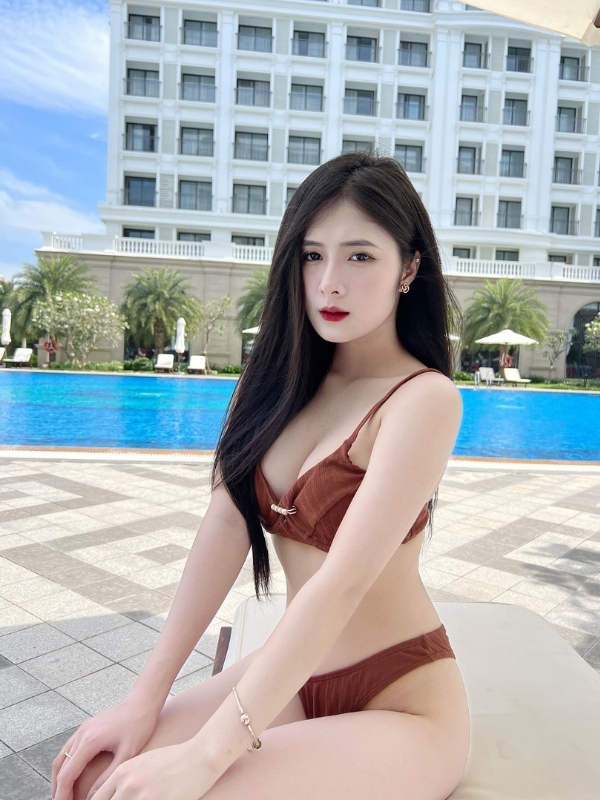 Bikini đỏ bên hồ bơi xanh