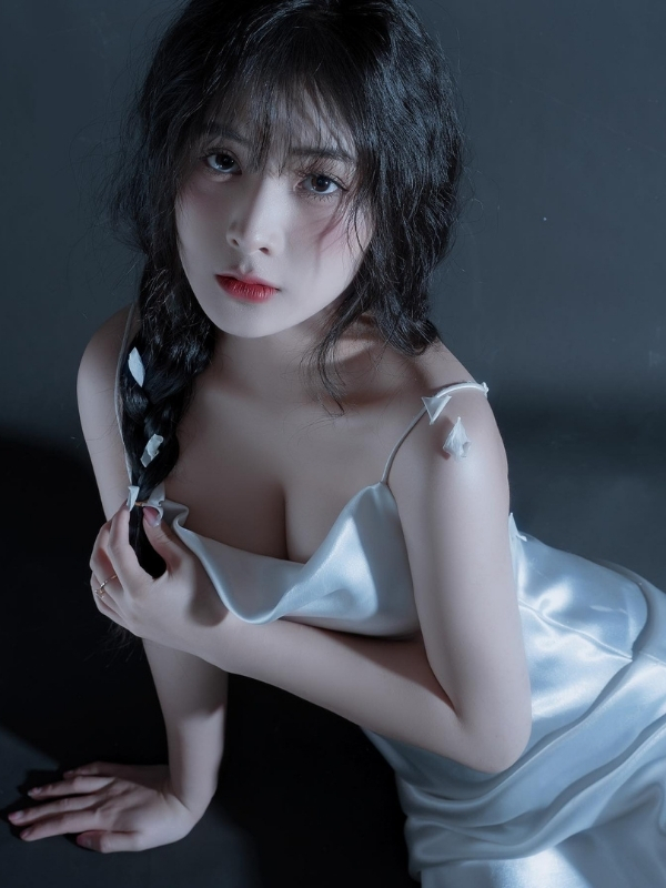 Quỳnh Alee sexy trong lụa trắng