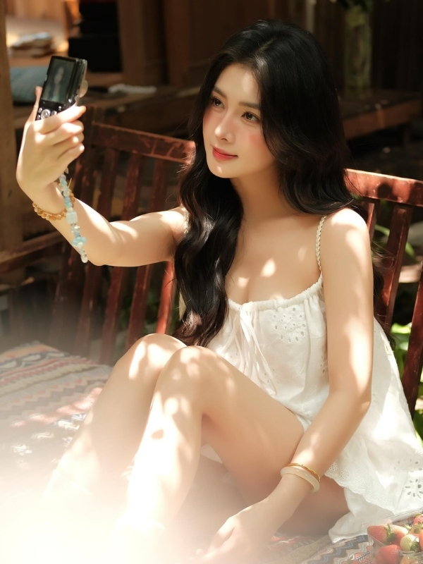 Váy trắng tinh khôi, gợi cảm