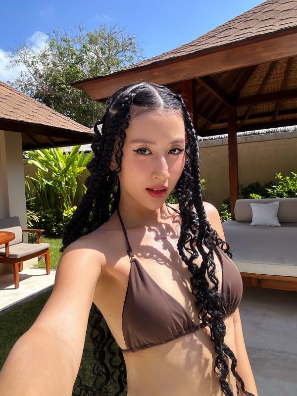 Selfie rạng ngời trong ánh nắng hè.