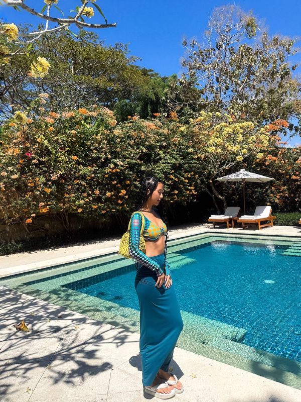 Dáng chuẩn hút mắt bên hồ bơi sang.