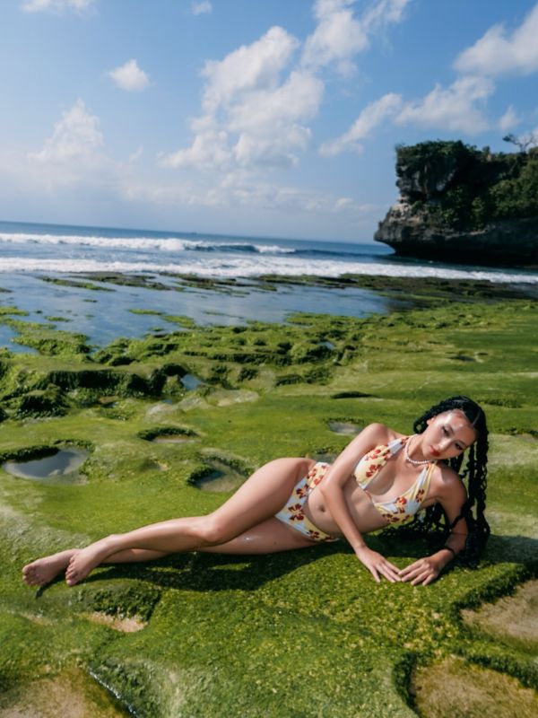 Tự tin khoe dáng trên bãi biển xanh.