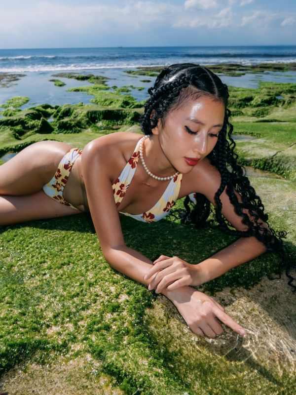 Quỳnh Anh Shyn bikini sexy đầy cá tính.