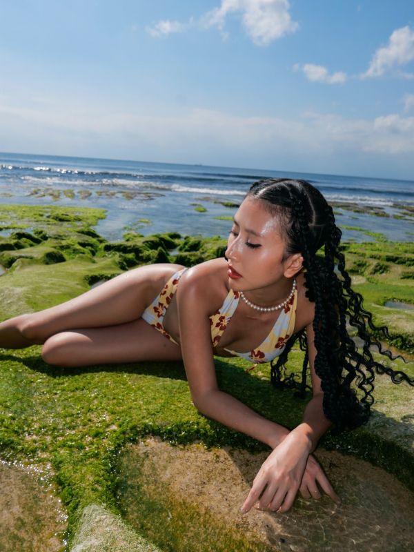 Vẻ đẹp rạng rỡ giữa thiên nhiên xanh.