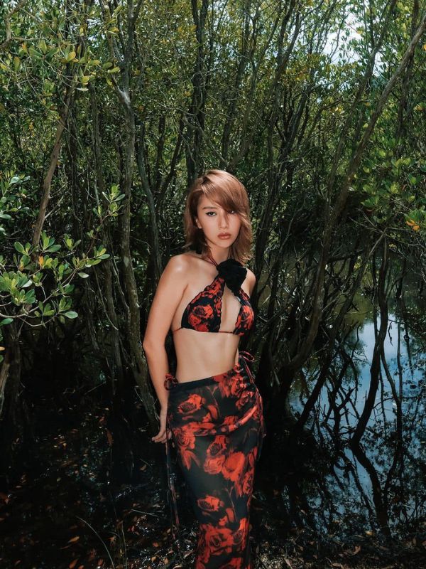 Quỳnh Anh Shyn bikini sexy rực rỡ.