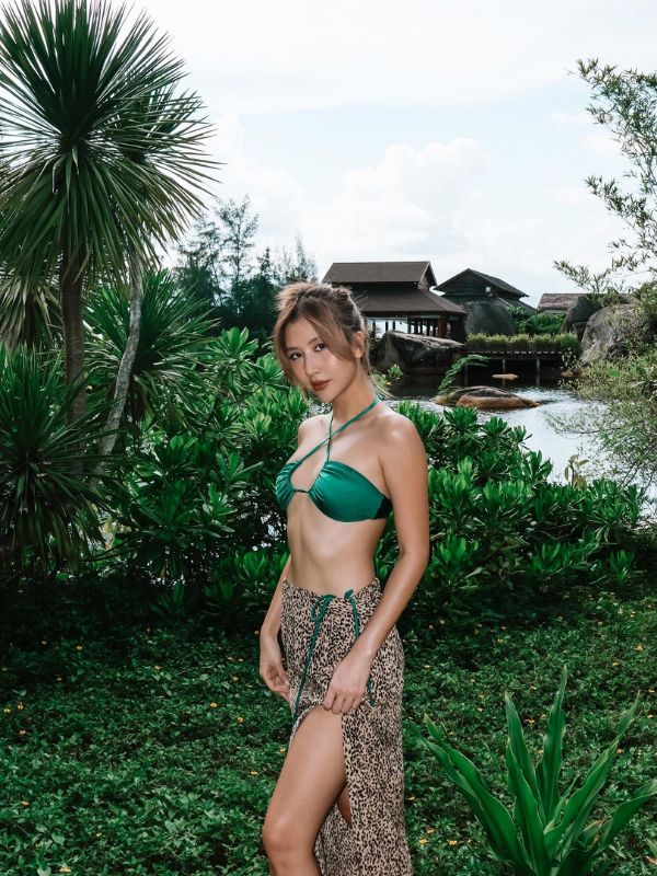 Dáng chuẩn tự tin giữa thiên nhiên xanh.