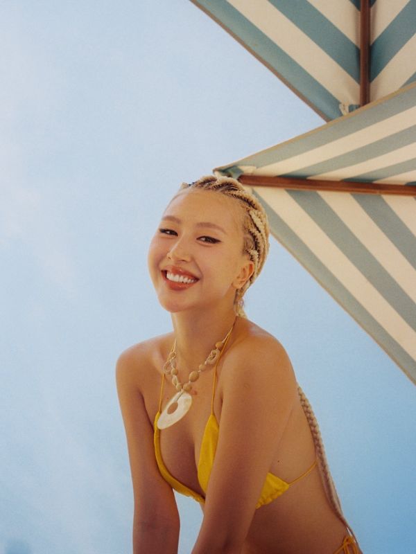 Nụ cười rạng rỡ bên nắng vàng.