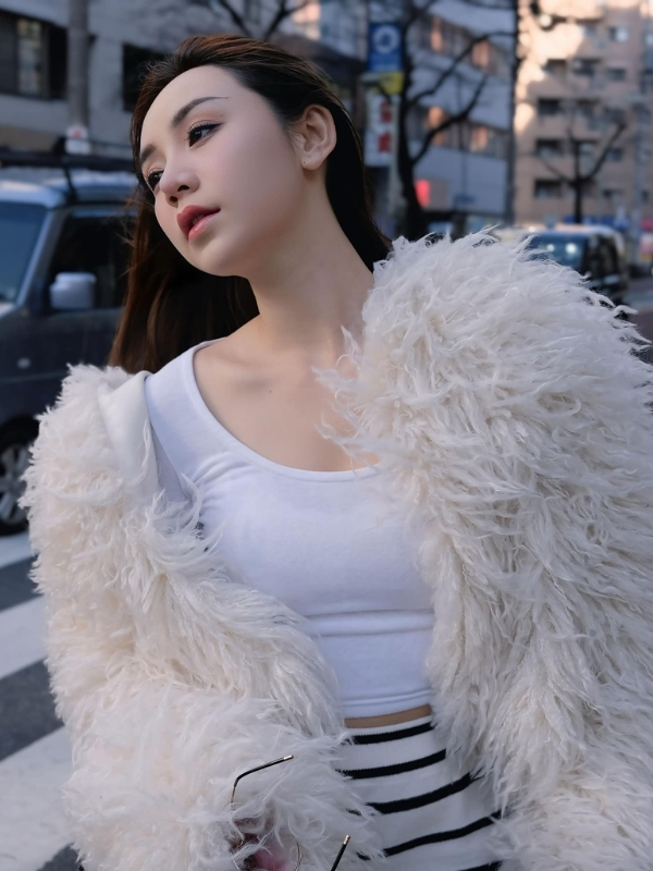 Cuốn hút với áo khoác lông trắng