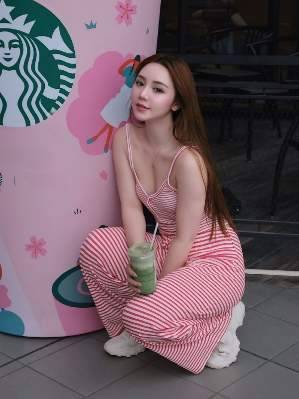 Dáng ngồi đáng yêu nhưng vẫn gợi cảm