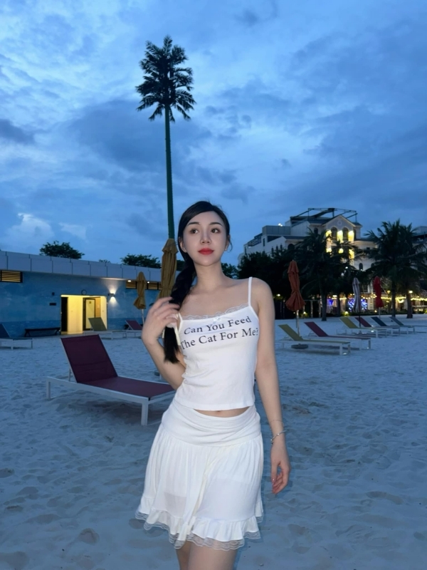 Quỳnh Kool sexy thả dáng bãi biển