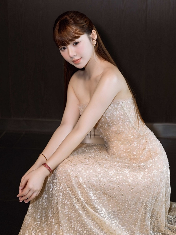 Gợi cảm hút mắt với váy ánh kim