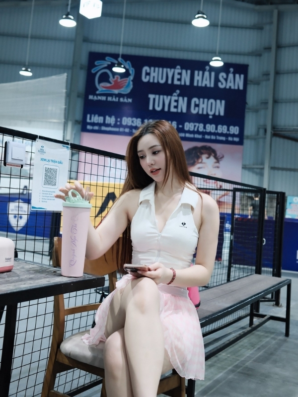 Nét đẹp thanh lịch nơi quán cà phê